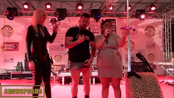 Lustige Show mit Pornostars auf der Bühne