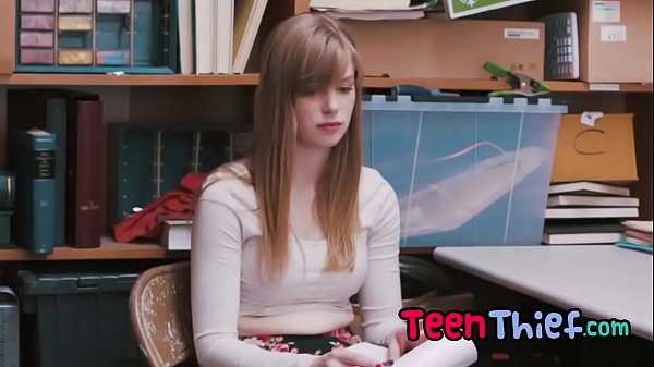 La pallida ladra adolescente Dolly Leigh viene spogliata e scopata da un uomo muscoloso