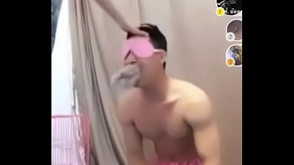 Chica china domina las bolas de su novio - Ballbusting Asia