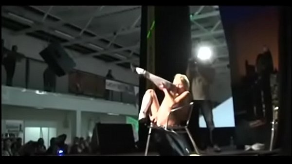 tettona sul palco pubblico