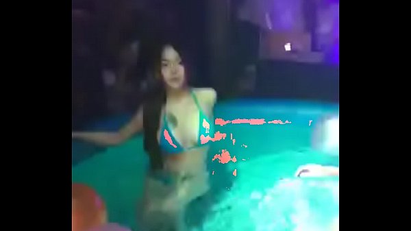 娜塔莉·阿希尔斯泰普和尼查·楚苏万。游泳池 日式 h.