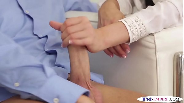 Gutaussehender bisexueller Ehemann wird von versautem Trio angelockt