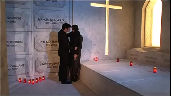 Scopata stupenda di una vedova al cimitero