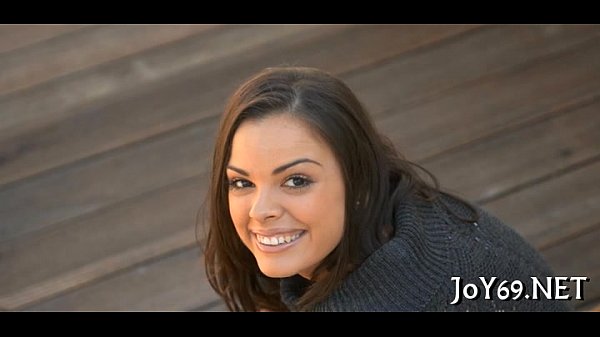 Anjo Solo esfrega a buceta completamente