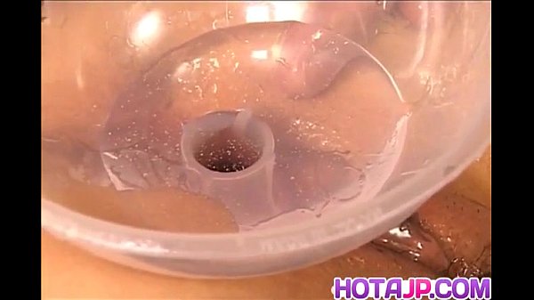 Kawai Yui bekommt Vibrator und Glas in die Muschi