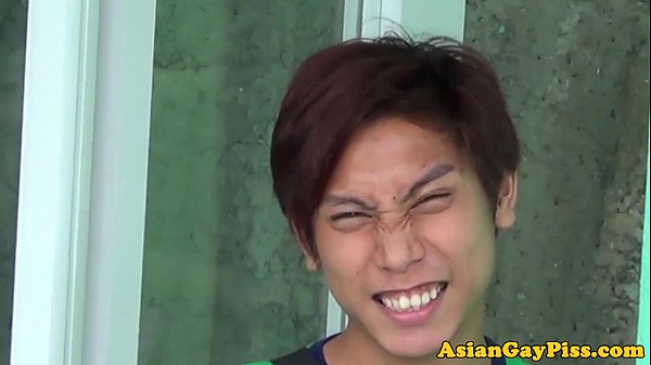 Pisstrinkende asiatische Schnuckel lecken und lutschen