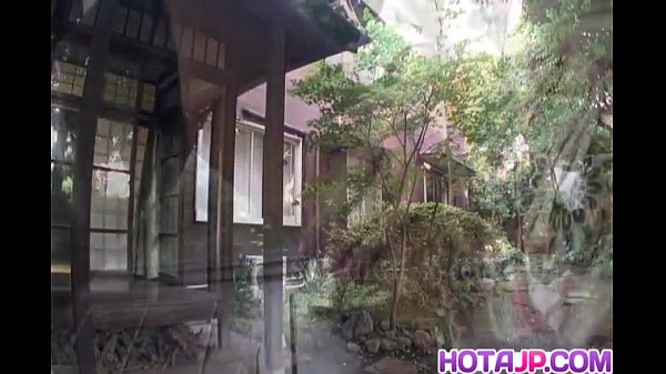 Kei-Puppe benutzt Sexspielzeug vor anderen