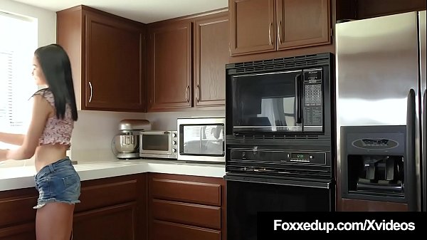 ¡El coño de la tarta negra Jenna Foxx se folla a la morena caliente Eden Sin!