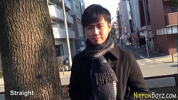 Japanischer Teenager zerrt und spritzt ab