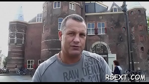 Deliciosa prostituta delgada recibe un duro golpe por detrás