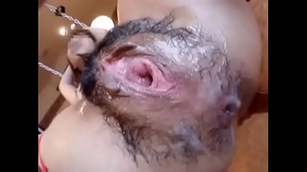 Ela é uma escrava. É treinado por ele