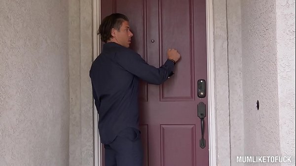 Milf tetona Eva Notty monta una polla enorme y recibe corrida sobre sus grandes tetas