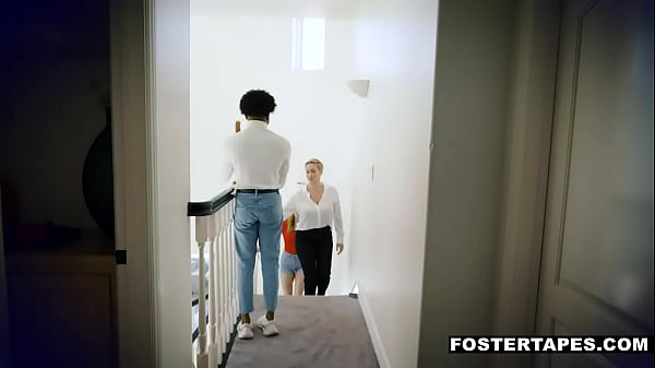 La matrigna capisce i bisogni del figliastro adottivo e della figliastra e li aiuta a scopare: Ryan Keely, Hannah Grace