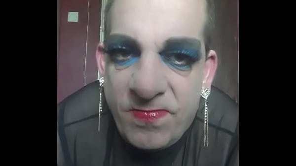 Mark Wright, un maschio femminuccia bisessuale, vuole davvero provare la pipì di un altro uomo invece della sua, dato che è un amante della pipì e ne è fiero