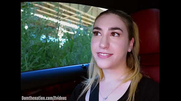 Die unterwürfige 19-Jährige trinkt Pisse im Wald und kriecht dann für ihre Dominanzsession auf die Farm