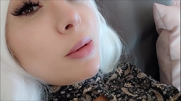 il ruggito profondo e imbarazzante che proviene dalla bellissima bocca di mia zia