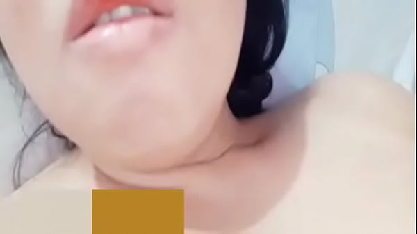 Sono sola nell'appartamento del mio fratellastro, aspetto che venga a scoparmi, anche mentre mi masturbo e lo aspetto con il latte caldo.