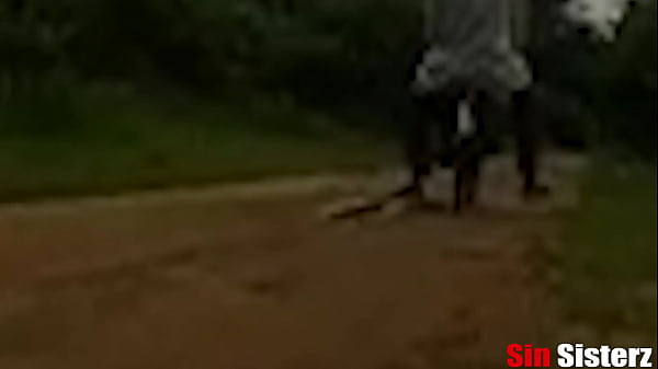 Schönes Teenie-Mädchen hat Spaß an Exotik