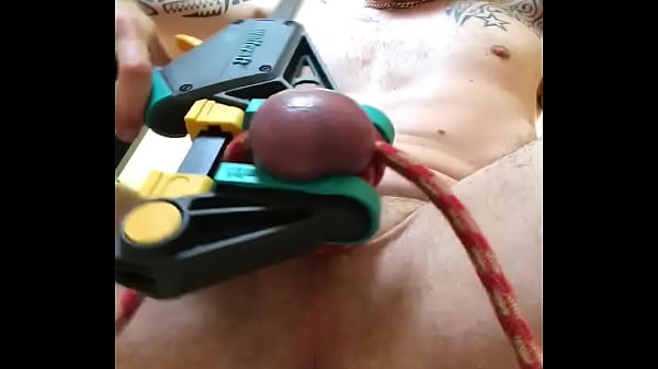 À la recherche d'un partenaire bdsm ballbusting