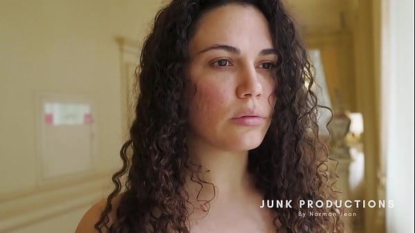 La moglie rompe il giuramento nuziale e tradisce l'amico del marito