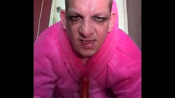 Mark Wright cavalca due cazzi dildo ma vorrebbe averne tre veri, due nel culo e uno in bocca