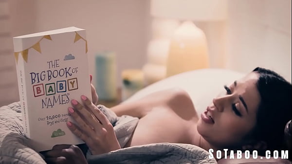 La splendida ragazza teenager si esibisce in interrazziale