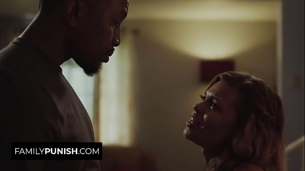 Beau-père montre à sa belle-fille comment respecter après avoir réparé son évier | Isiah Maxwell, Destin Cruz