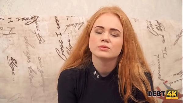 DEBITO4k. La ragazza non ha soldi per pagare un debito e l'esattore se la scopa