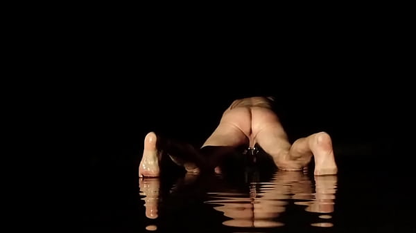 esibizione bdsm sulla strada in una notte piovosa