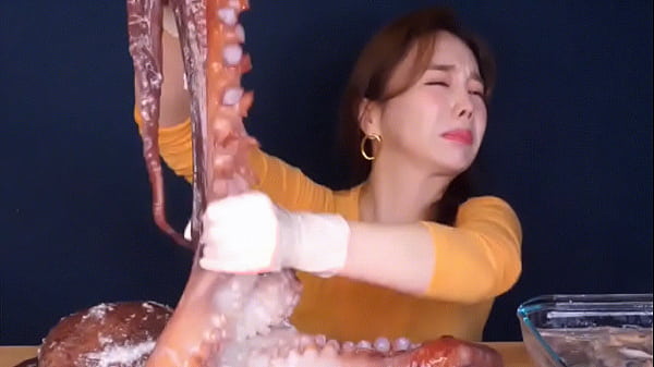 Increible milf asiatica masajea pulpo para hacer comida rica