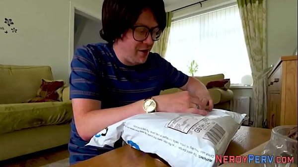 Geiler Brite lutscht Nerds Schwanz