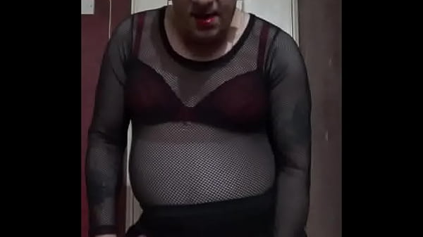 Mark Wright, travestito bisessuale e gay, vuole che due ragazzi gli scopino il culo allo stesso tempo mentre lui gioca con il suo cazzo e si fa venire