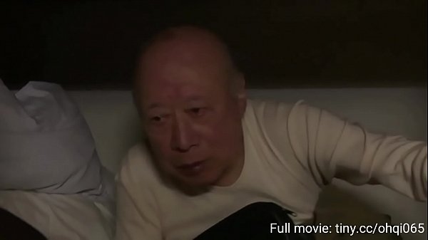 Sohn schaut beim Baden gerne auf den dicken Arsch seiner Stiefmutter