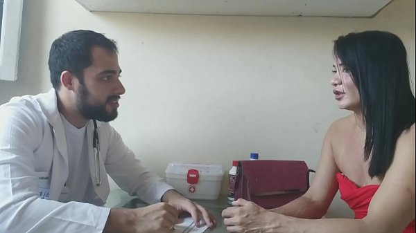 đã đến gặp bác sĩ Pica để lấy dị vật ở mông ra. xem chuyện gì đã xảy ra.