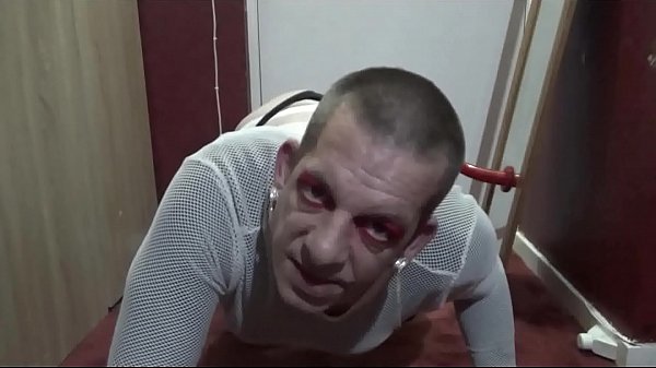 Der bisexuelle Crossdresser Mark Wright sagte, er würde Pisse und Sperma schlucken, wenn man ihn in den Arsch ficken und ihm zuerst den Arsch in den Mund geben würde