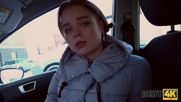 DETTE4k. Une jolie mignonne rembourse la dette qu'elle a contractée pour ses gros faux seins avec sa chatte