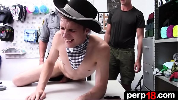 Cha dượng của cậu hợp tác với nhân viên an ninh, mặc dù cậu bé phủ nhận cáo buộc