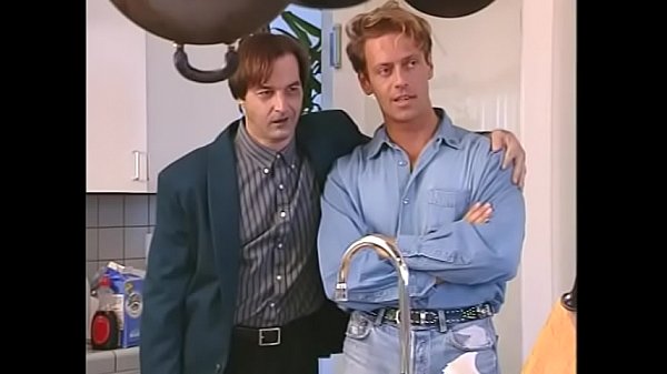 La mora fa scivolare la fica sul cazzo sfondato del ragazzo mentre la seconda ragazza gli lecca le palle