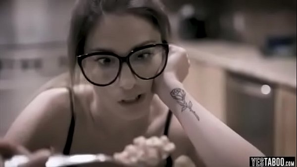 Bully a ce qu'il mérite, une salope nerd !