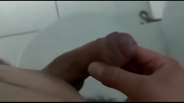 un jeune homme sexy va aux toilettes pour exprimer son lait