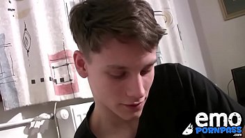 Der schüchterne Steve Maxx fickte Doggystyle ohne Sattel, nachdem er einen Schwanz gelutscht hatte