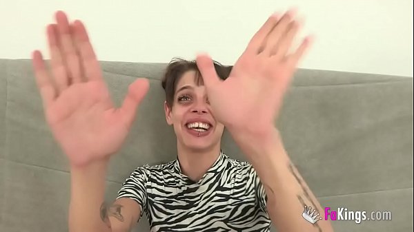 "¿¿QUE DIABLO ES ESO??&quot_ Iris y su primera POLLA GIGANTE