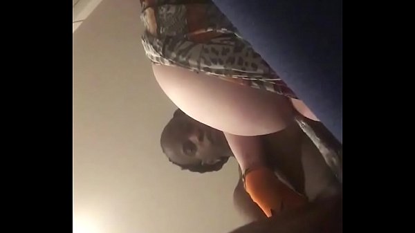 La MILF aspettava il lustrascarpe