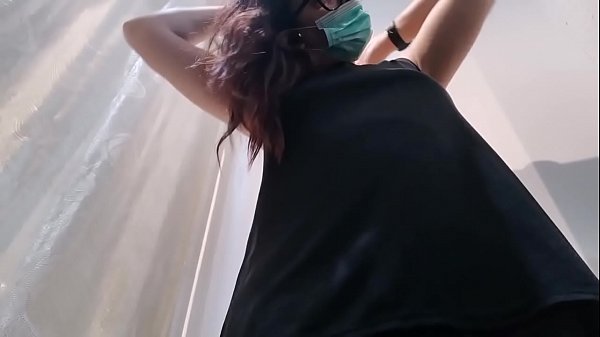 Sie geht in ein Bekleidungsgeschäft und steckt ihr Höschen in ihre Muschi, während sie Jeans anprobiert