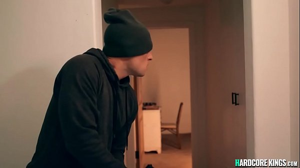 Eindringling mit großem Schwanz fickt brünette Witwe