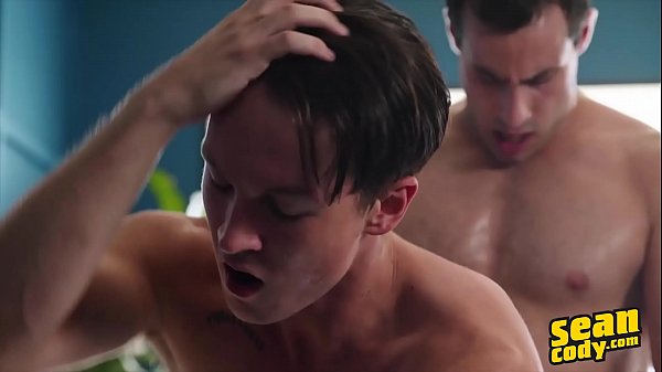 Hunky Dude Cole si fa scopare forte il culo stretto dal grosso cazzo di Randy - SeanCody