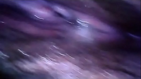 Spia la grande figa pelosa di tua madre mentre fa la pipì e si filma con questa microcamera per mostrarti tutto