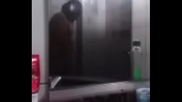 Ein dicker und kahlköpfiger Kerl nimmt ein kaltes Bad