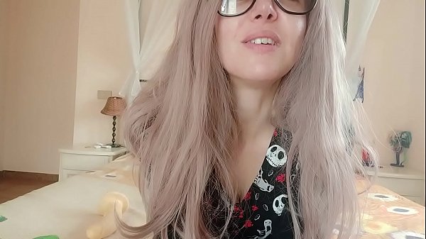 forte accento volgare! la bella puttana italiana offende il tuo m. tra rutti e scoregge