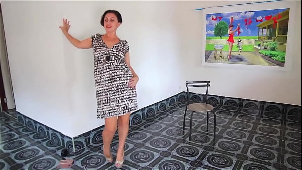 Thoát y trên giày cao gót tại phòng trưng bày nghệ thuật. Giày gót nhọn Người đẹp khoe vóc dáng khi cởi bỏ bộ váy trắng-đen. Cô ấy không có quần lót. Chick muốn đụ quá nhiều. Hiển thị âm hộ. Chân mở rộng. Lồn cạo sạch lông.